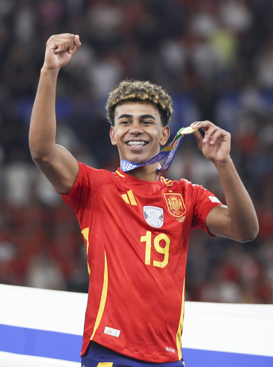 WTT总决赛：王楚钦4-3逆转战胜松岛辉空，晋级八强（WTT总决赛：王楚钦上演4-3逆转击败松岛辉空，挺进八强）