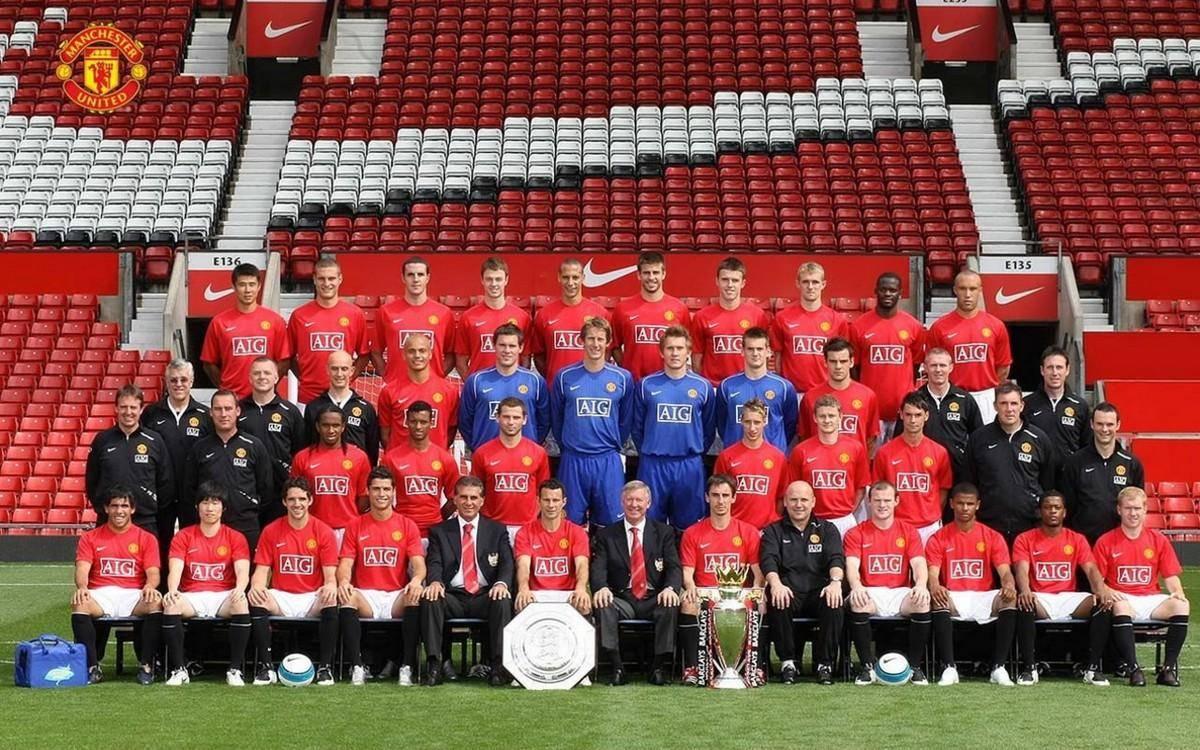 镜头语言，阿诺德上场镜头给到一位利物浦球迷亲吻队徽（阿诺德登场瞬间，镜头捕捉利物浦球迷亲吻队徽）